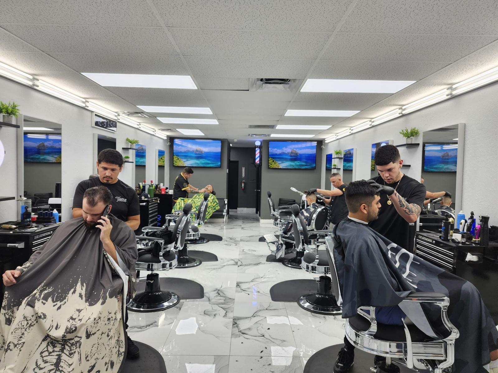 Barbero profesional trabajando